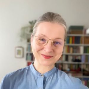 Sabine Klein ist Dozentin in der Yogalehrer:innen Ausbildung im YogaWerk Berlin.
