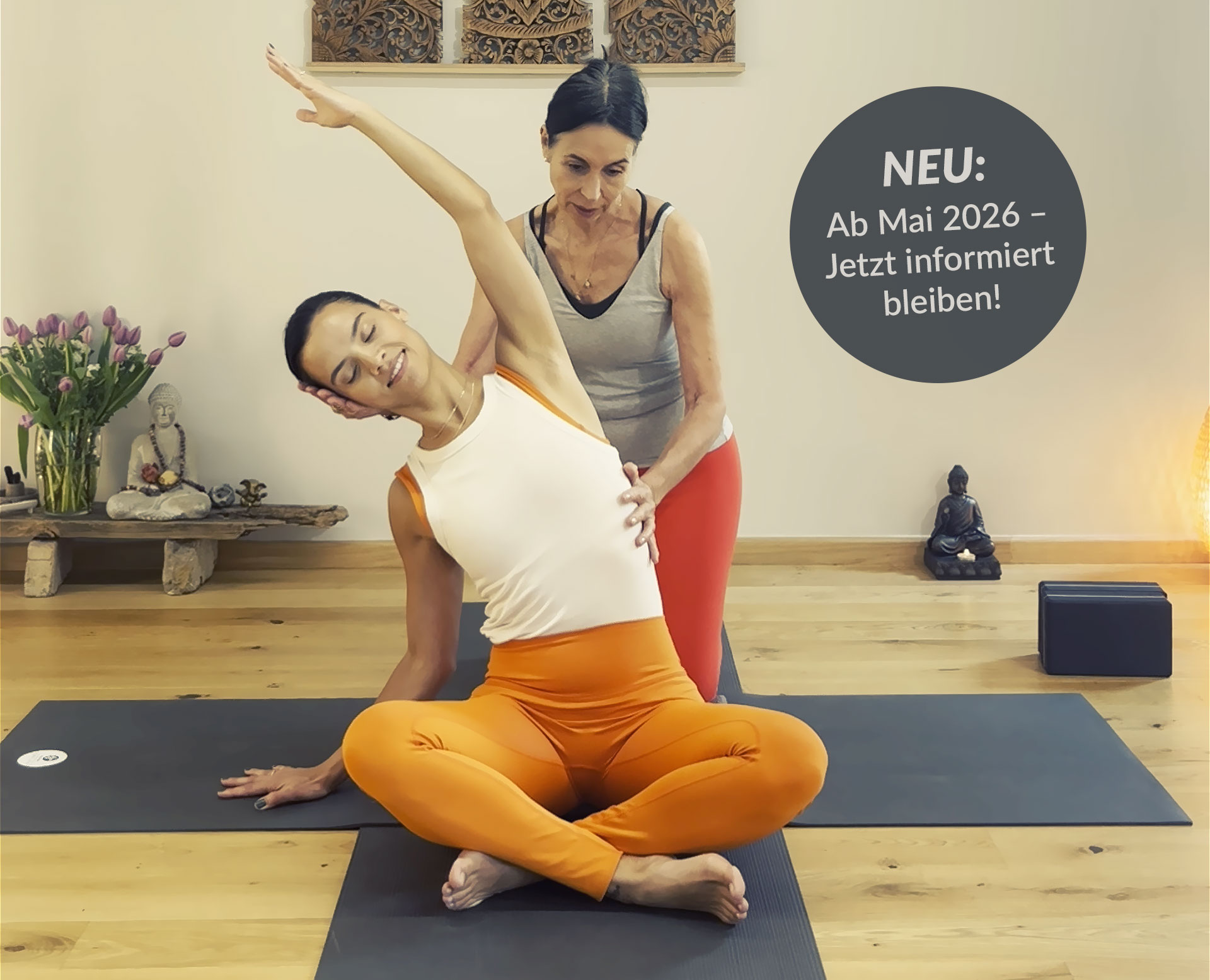 Eine Yogalehrerin zeigt eine Asana in der 200 Stunden Yogalehrer Ausbildung im YogaWerk Berlin-Tegel