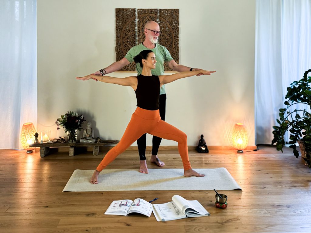 Ein Yogalehrer zeigt eine Asana in der 200 Stunden Yogalehrer Ausbildung im YogaWerk Berlin-Tegel
